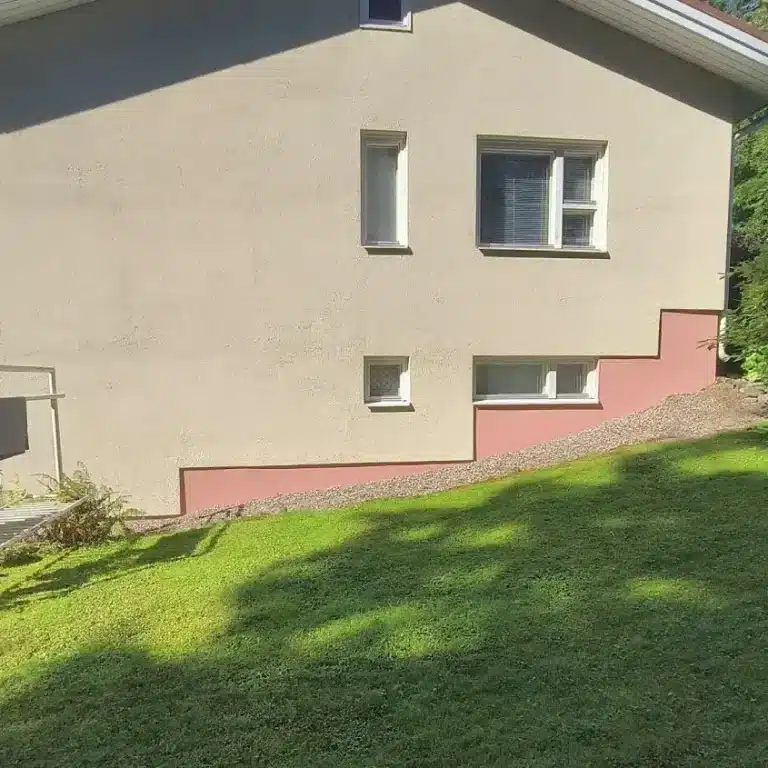 Valmis sokkelin pinnoitus ja tasoitus omakotitaloon Hämeenlinnassa.