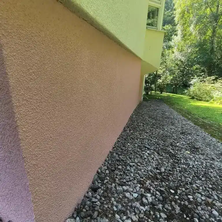 Valmis sokkelin pinnoitus ja tasoitus omakotitaloon Hämeenlinnassa.